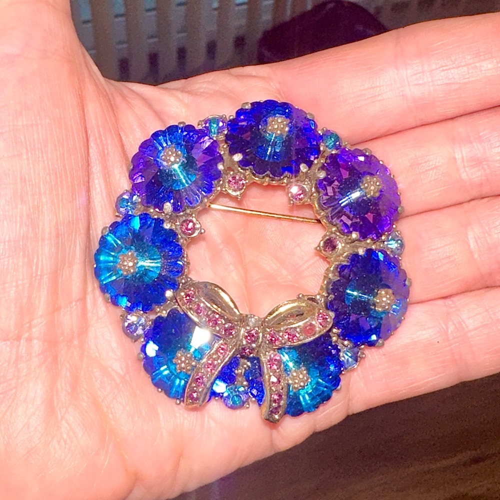 Spectacular unsigned Weiss margarita crystal blue purple wreath brooch pin